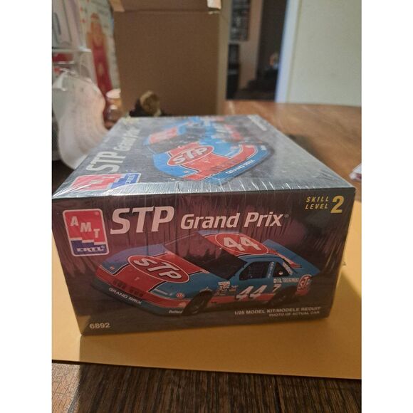 Vintage AMT/Ertl 1993 44 STP Pontiac NASCAR Race Car Model Kit 1:25 Sealed 6892 - Picture 2 of 6